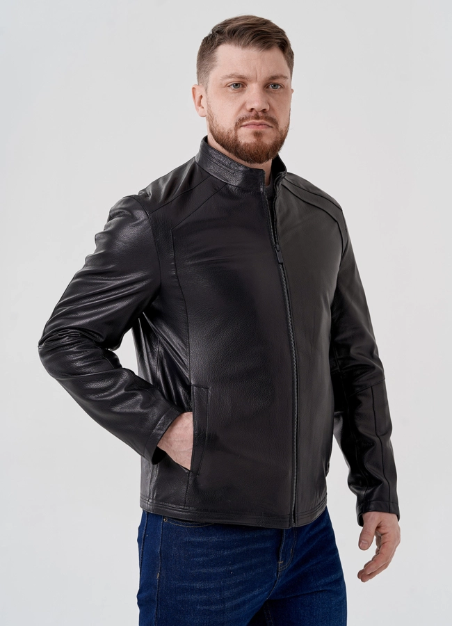 Мужская кожаная куртка черного цвета  модель № 24437 меха малина