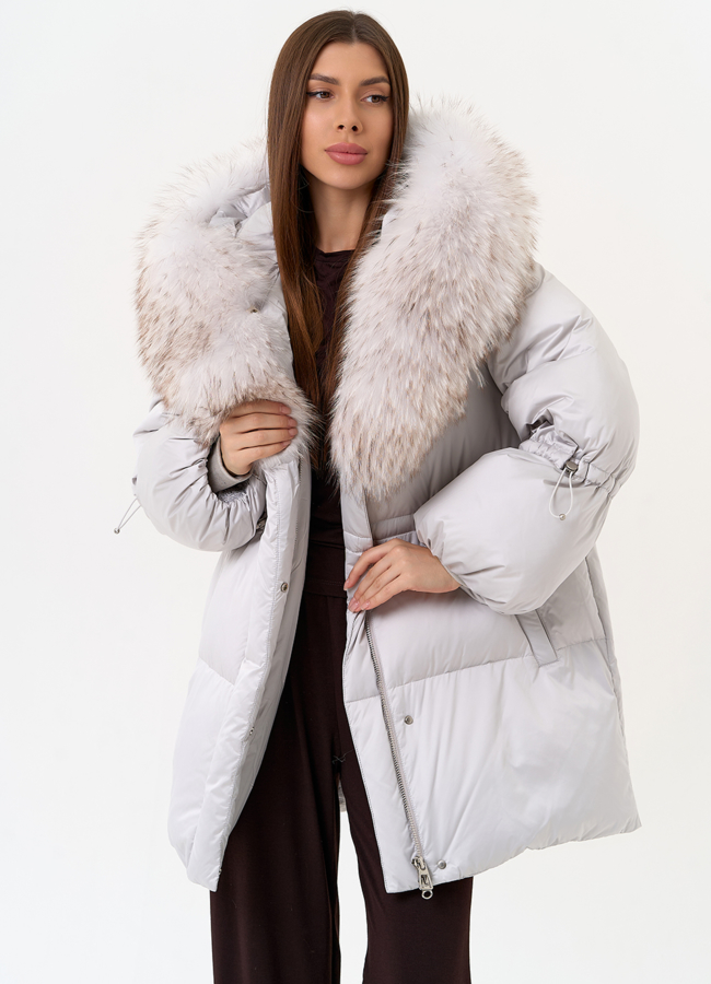 Светлый пуховик с капюшоном из меха лисы модель № 31700 универмаг малина