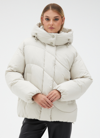 Женский светлый пуховик с капюшоном