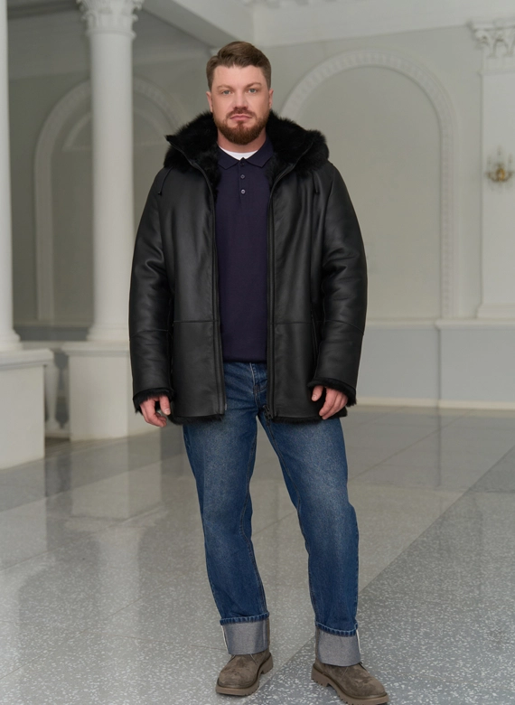 Мужская дубленка черного цвета с капюшоном фото