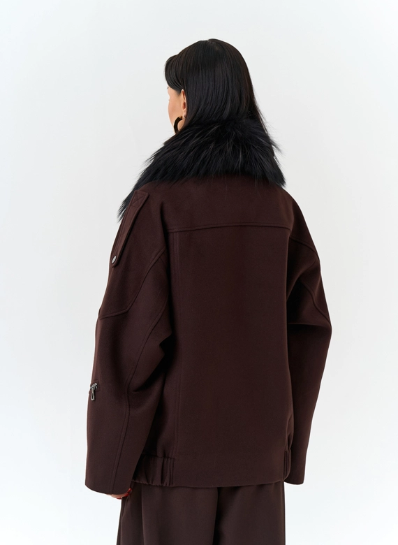 Женское укороченное пальто с отделкой из меха лисы фото