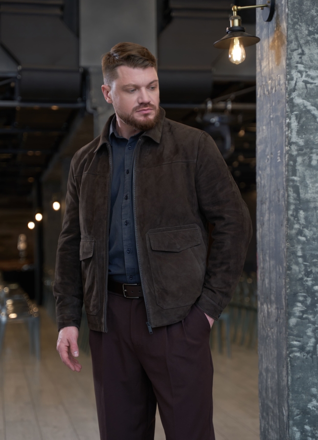 Мужская куртка из натуральной замши коричневого цвета модель № 30066 меха малина