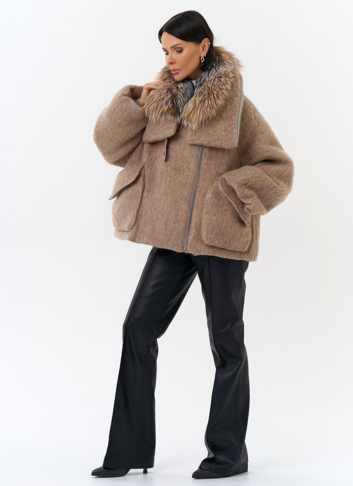 Женский пуховик с отделкой из меха блюфрост