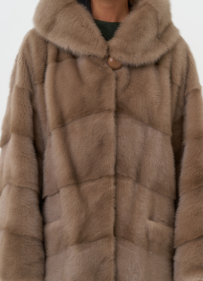 Короткая шуба из норки с капюшоном модель № 27576 в рассрочку