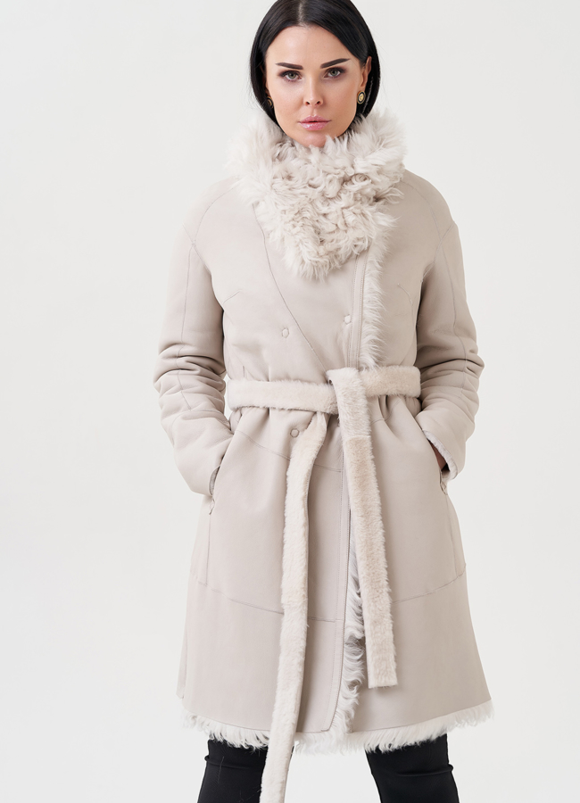 фото Женская дубленка бежевого цвета  модель № 23911